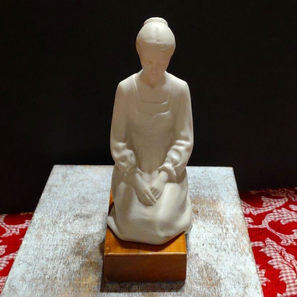 ,👍 Woman in Prayer Ceramic Figure C2